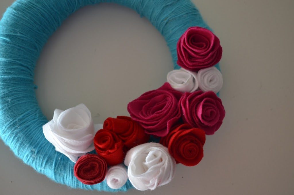 Yarn wreath with felt flowers
